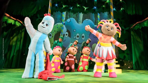 Igglepiggle, Upsy Daisy, Makka Pakka on stage