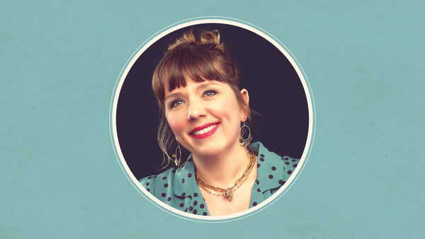 Kerry Godliman headshot in white circle with a turquoise background 