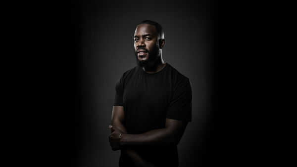 Mo Gilligan in a black t-shirt