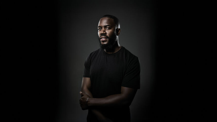 Mo Gilligan in a black t-shirt