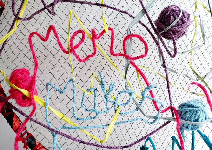 Meno Makesin string on a wire fence