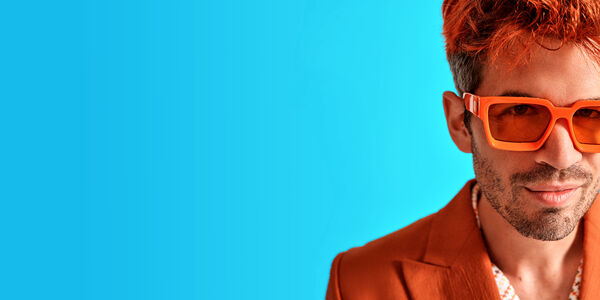 Ivo Graham wearning orange sunglaases