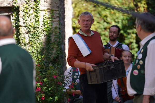 Martin Clunes holding a beer crate