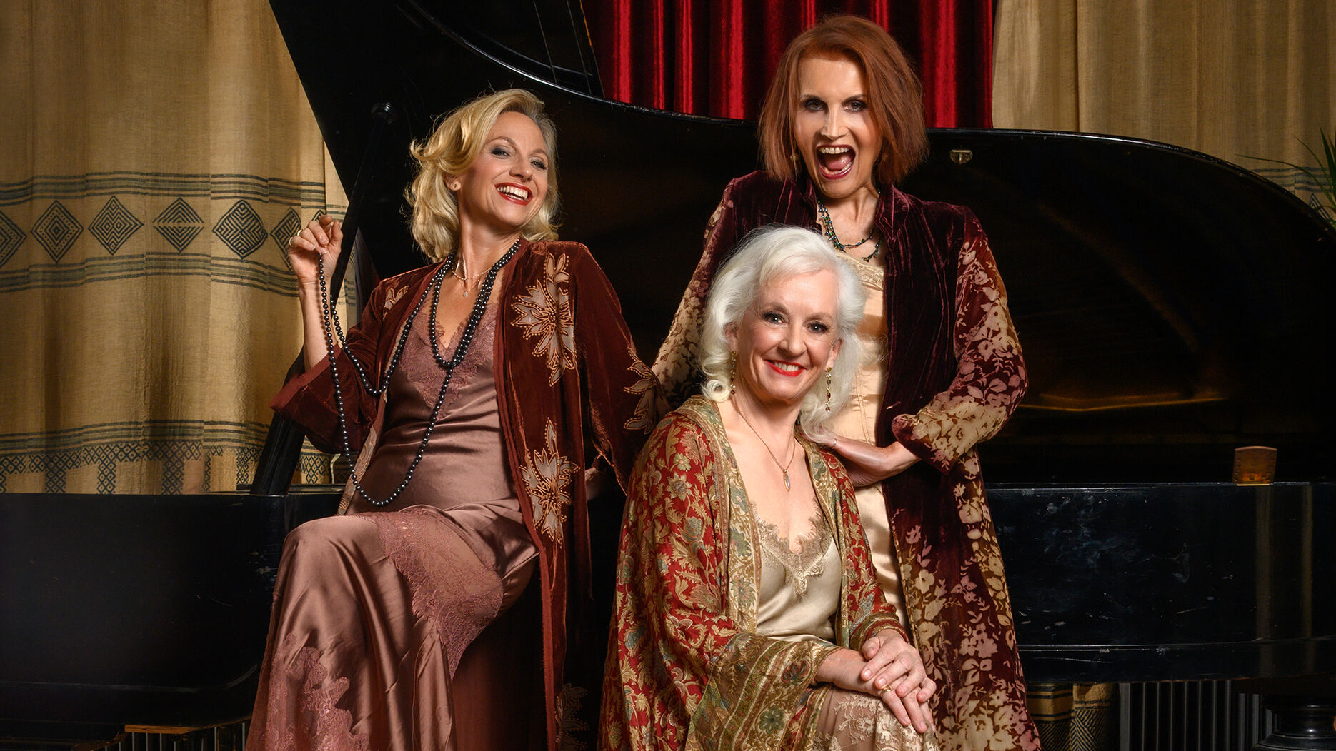 Dillie, Liza and Adèle next to a piano