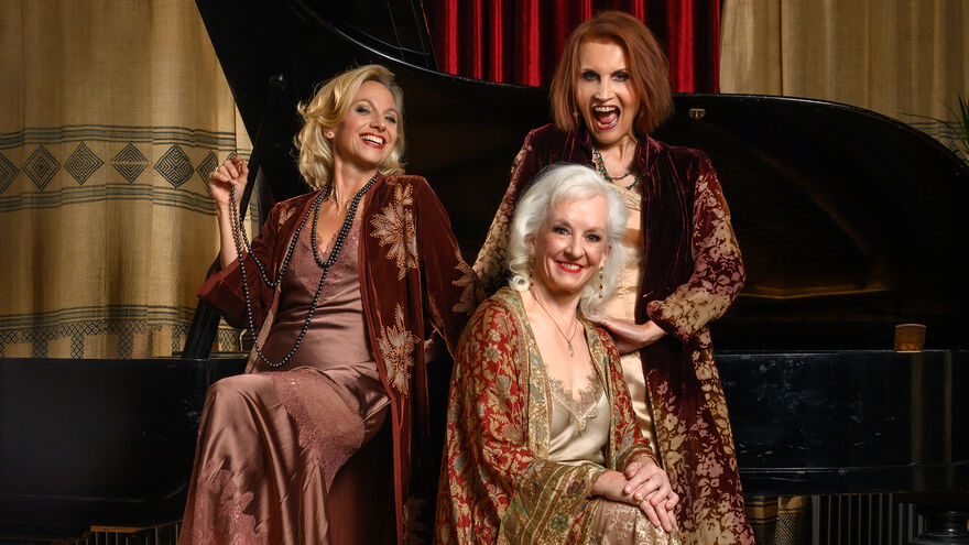 Dillie, Liza and Adèle next to a piano