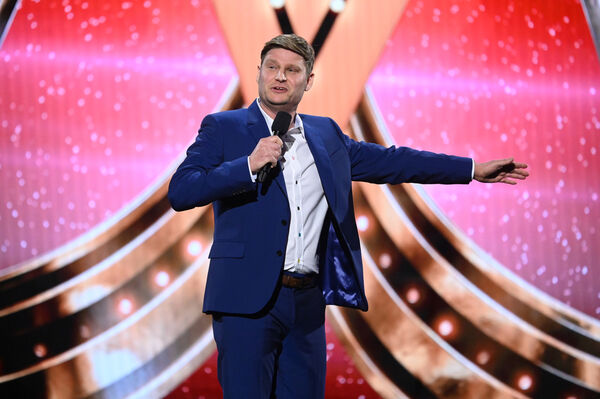 Scott Bennett in a blue suit on stage