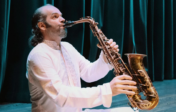 Man playing the saxophone 
